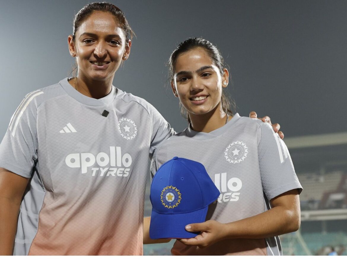 Vaishnavi Sharma with Harmanpreet Kaur